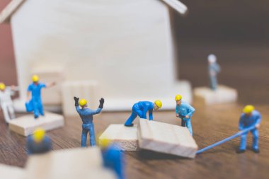 Minyatür işçi takım ahşap bir ev inşa 