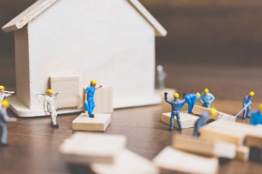 Minyatür işçi takım ahşap bir ev inşa 