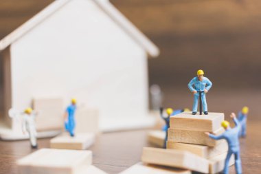 Minyatür işçi takım ahşap bir ev inşa 