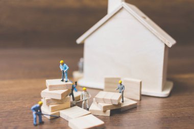 Minyatür işçi takım ahşap bir ev inşa 