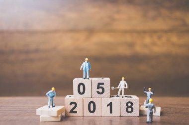 Minyatür çalışan ekip ahşap blok numarası oluşturma 