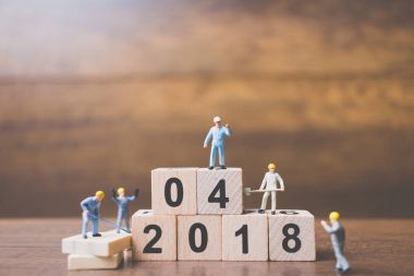 Minyatür çalışan ekip ahşap blok numarası oluşturma 