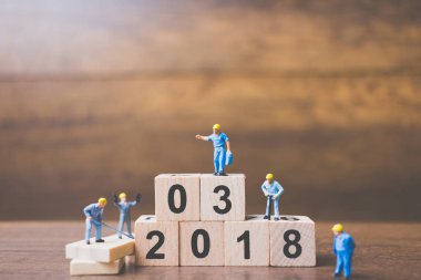 Minyatür çalışan ekip ahşap blok numarası oluşturma 