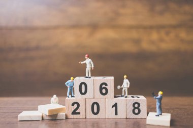 Minyatür çalışan ekip ahşap blok numarası oluşturma 