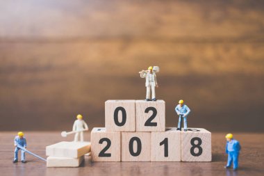 Minyatür çalışan ekip ahşap blok numarası oluşturma 