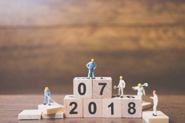 Minyatür çalışan ekip ahşap blok numarası oluşturma 