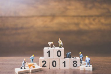 Minyatür çalışan ekip ahşap blok numarası oluşturma 