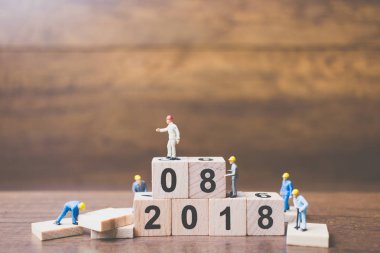 Minyatür çalışan ekip ahşap blok numarası oluşturma 