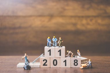 Minyatür çalışan ekip ahşap blok numarası oluşturma 