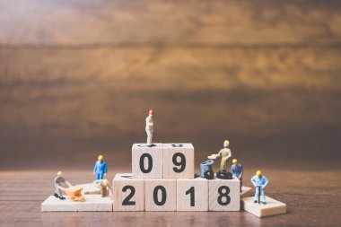 Minyatür çalışan ekip ahşap blok numarası oluşturma 