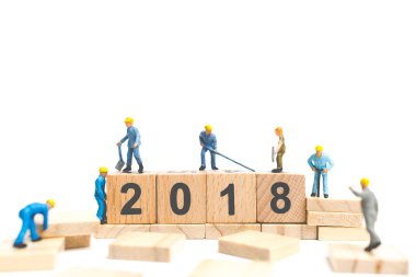 Minyatür çalışan ekip ahşap blok numarası oluşturma 