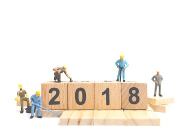 Minyatür çalışan ekip ahşap blok numarası oluşturma 