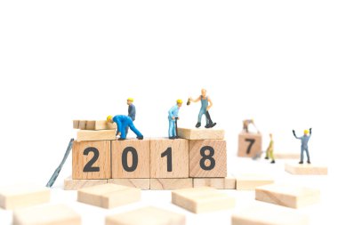 Minyatür çalışan ekip ahşap blok numarası oluşturma 