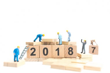 Minyatür çalışan ekip ahşap blok numarası oluşturma 