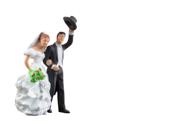 Miniatűr emberek esküvő, a menyasszony és a vőlegény néhány elszigetelt fehér background vágógörbével — Stock Fotó