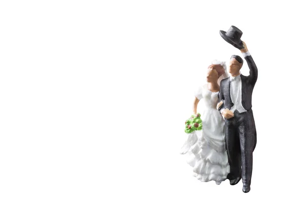 Miniatur-Menschen Hochzeit, Brautpaar isoliert auf weißem Hintergrund mit Clipping-Pfad — Stockfoto