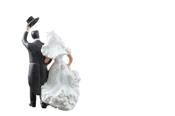 Mariage de personnes miniatures, mariée et marié couple isolé sur fond blanc avec chemin de coupe — Photo