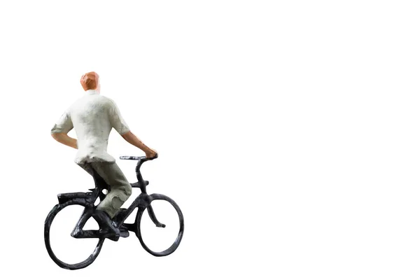 Miniaturfigur Fahrrad fahren isoliert auf weißem Hintergrund mit Clipping-Pfad — Stockfoto