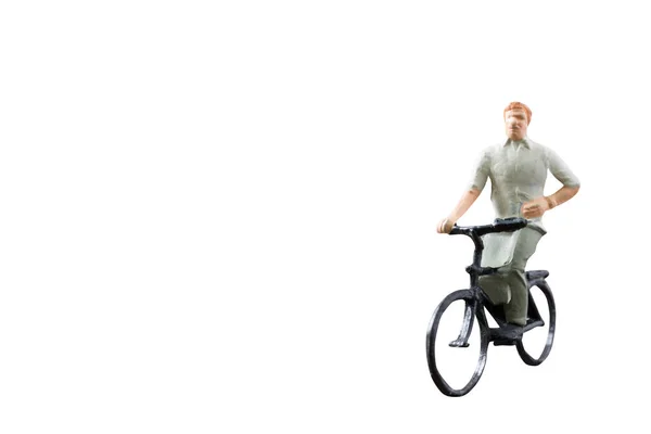 Miniaturfigur Fahrrad fahren isoliert auf weißem Hintergrund mit Clipping-Pfad — Stockfoto