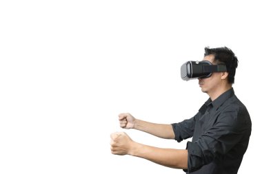 Vr kulaklık kullanarak ve sanal gerçeklik beyaz arka plan üzerinde izole yaşayan genç adam 