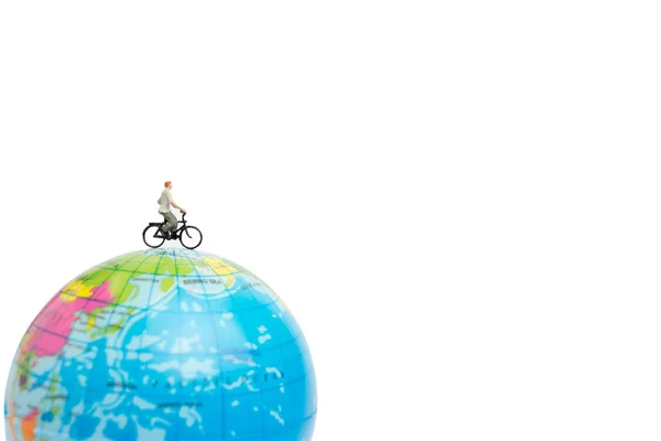 与地球上的自行车微型人旅行 — 图库照片