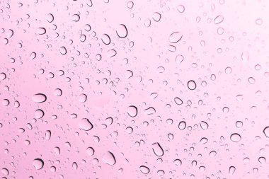 Yağmur damlaları cama düşer