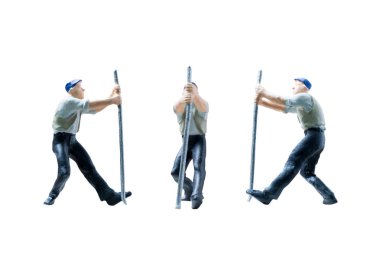 Minyatür insanlar çalışan inşaat kavramı üzerinde izole beyaz arka plan