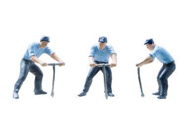 Minyatür insanlar çalışan inşaat kavramı üzerinde izole beyaz arka plan