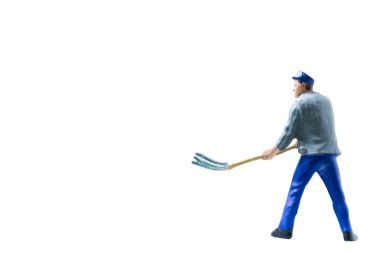 Minyatür insanlar çalışan inşaat kavramı üzerinde izole beyaz arka plan