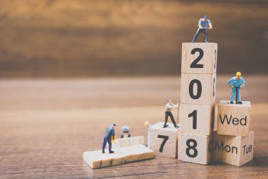 Minyatür çalışan ekip ahşap blok numarası 2018 oluşturma