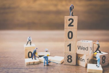 Minyatür çalışan ekip ahşap blok numarası 2018 oluşturma