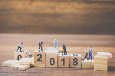 Minyatür çalışan ekip ahşap blok numarası 2018 oluşturma