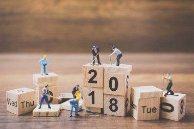 Minyatür çalışan ekip ahşap blok numarası 2018 oluşturma