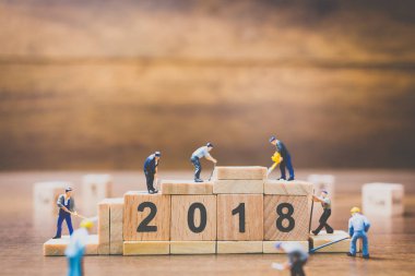 Minyatür çalışan ekip ahşap blok numarası 2018 oluşturma