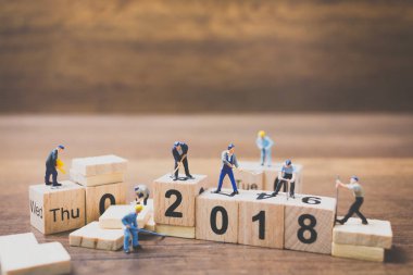 Minyatür çalışan ekip ahşap blok numarası 2018 oluşturma