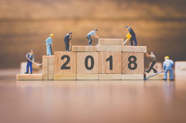Minyatür çalışan ekip ahşap blok numarası 2018 oluşturma