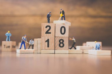 Minyatür çalışan ekip ahşap blok numarası 2018 oluşturma