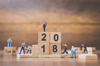 Minyatür çalışan ekip ahşap blok numarası 2018 oluşturma