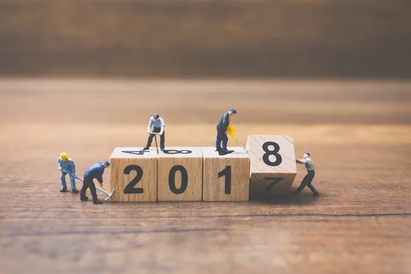 Minyatür çalışan ekip ahşap blok numarası 2018 oluşturma