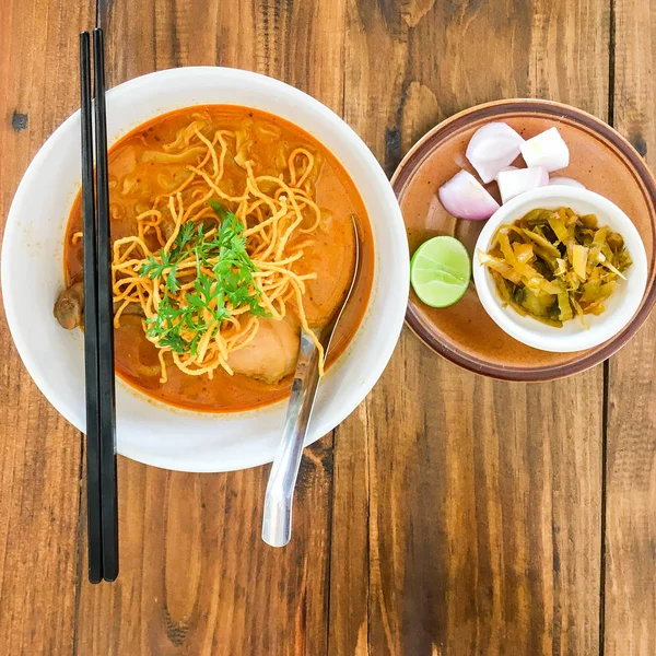 Thai curry with A noodle dish in a yellow curry with chicken (Ta — Stock Photo, Image