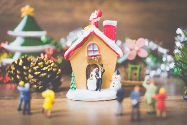 Minyatür köydeki Noel günü kutlamak 