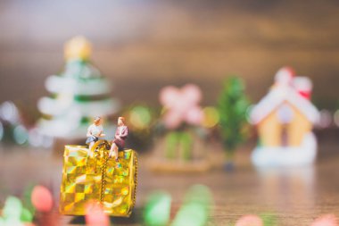 Hediye kutusu Noel günü kutlama ile minyatür insanlar 