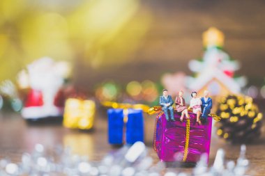 Hediye kutusu Noel günü kutlama ile minyatür insanlar 