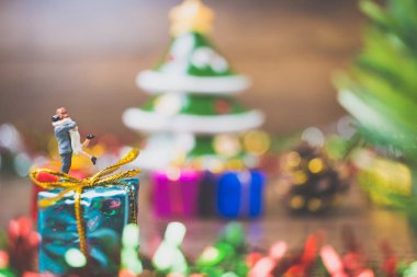 Hediye kutusu Noel günü kutlama ile minyatür insanlar 