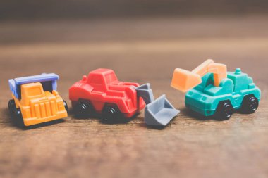 Oyuncak inşaat makinaları ahşap arka plan üzerinde