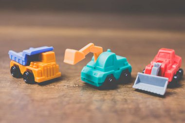 Oyuncak inşaat makinaları ahşap arka plan üzerinde