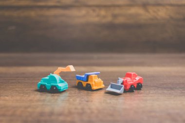 Oyuncak inşaat makinaları ahşap arka plan üzerinde
