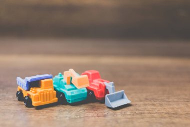 Oyuncak inşaat makinaları ahşap arka plan üzerinde