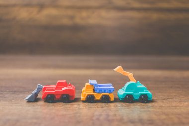 Oyuncak inşaat makinaları ahşap arka plan üzerinde