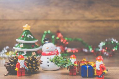 Ahşap arka plan üzerinde Noel sahne ile Lego Noel Baba minifigure